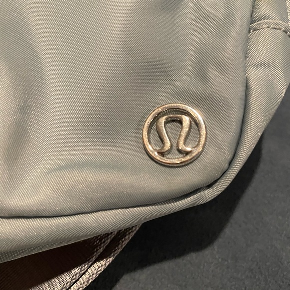 Lululemon Everywhere Belt Bag Chambray - Picture 7 of 9